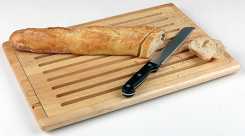 Brotschneidebrett - Holz 47,5 x 32 cm, H: 2 cm herausnehmbares Krümelfach auf 4 Antirutschfüssen stehend nicht