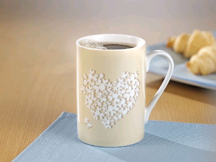 Kaffeebecher "FINE", Inhalt: 0,28 ltr., dünnwandiger, feiner Henkelbecher aus weißem Porzellan, mit beigefarbenem Druck, Motiv Herz