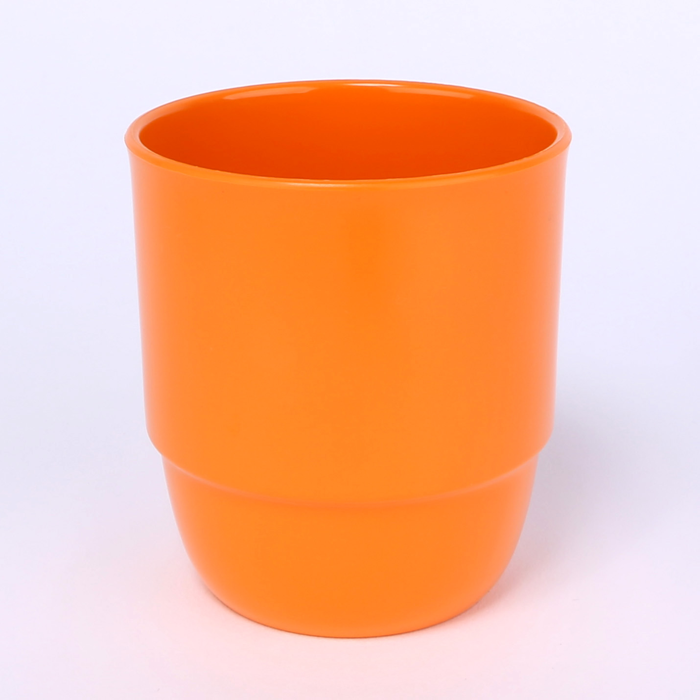 Trinkbecher Zephyr ohne Henkel 0,25 L aus schadstofffreiem Kunststoff in der Farbe orange.