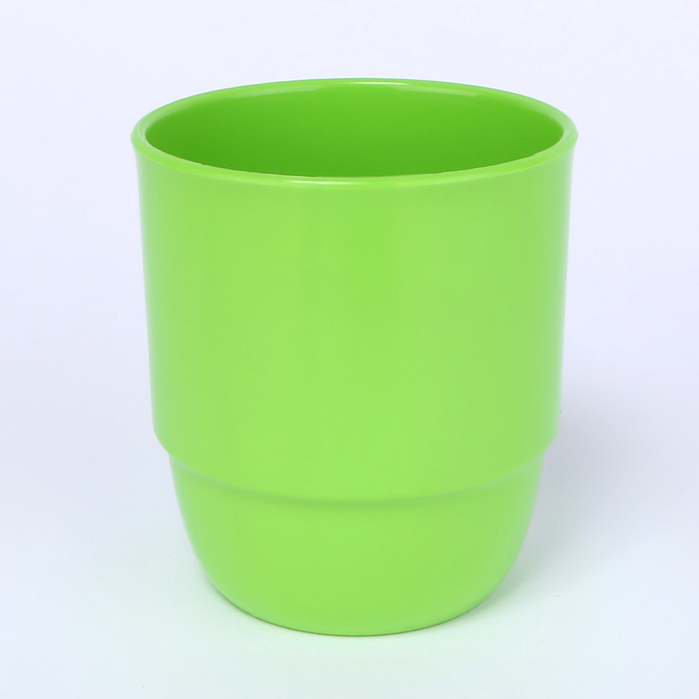 Trinkbecher Zephyr ohne Henkel 0,25 L aus schadstofffreiem Kunststoff in der Farbe grasgrün.