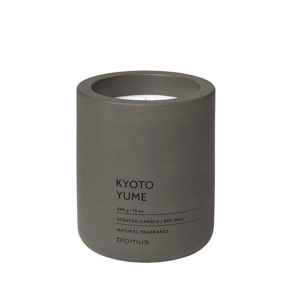 Duftkerze -FRAGA- Tarmac, Duft Kyoto Yume, Ø 9 cm. Material: Beton. Von Blomus.