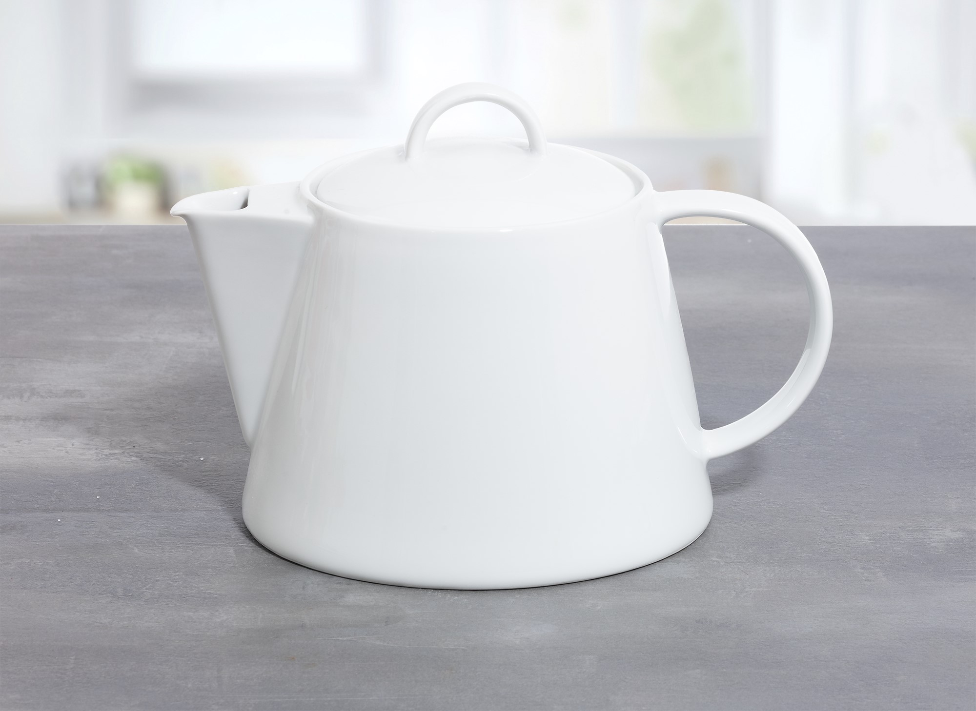 Teekanne/Kaffeekanne SOLEA von caterado, Porzellan, weiß. Höhe ohne Deckel 11,6 cm (mit 16,2 cm). Länge x Breite = 16,5 x 22,5 cm.